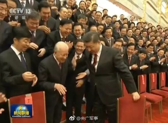 白丝小乔 扒腿爽出白色液体