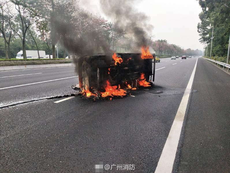 他趴在我两腿中间吸我