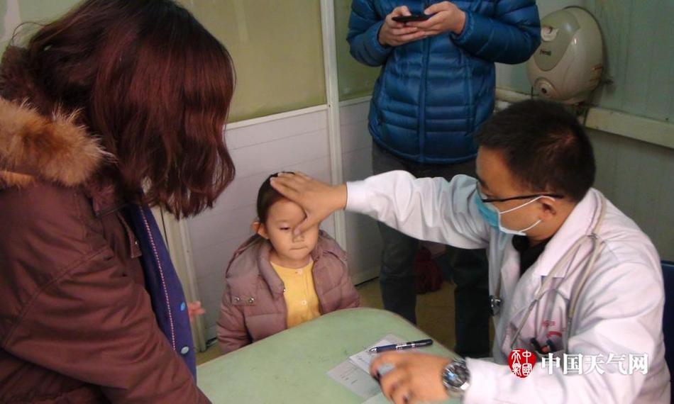 女人趴到床脱了内裤打光屁股
