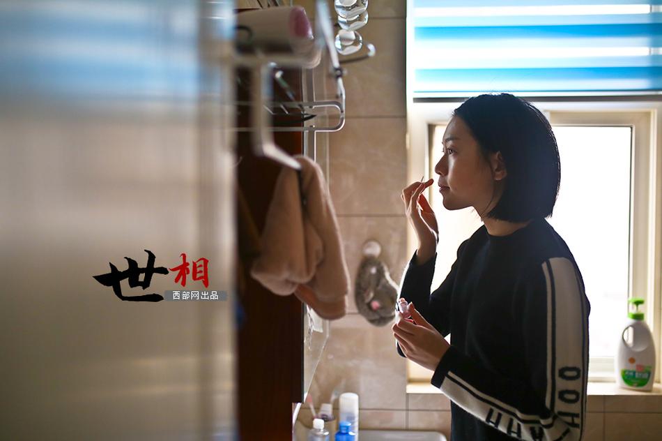 女人趴下脱了内裤光着打屁股