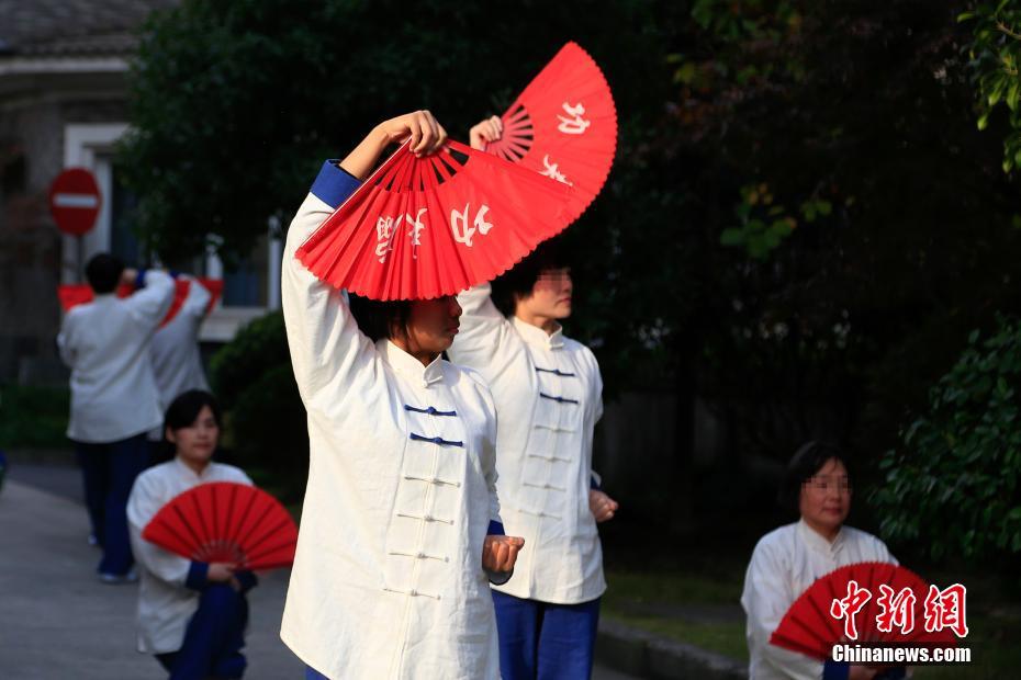 把内裤勒到屁缝羞耻打屁股