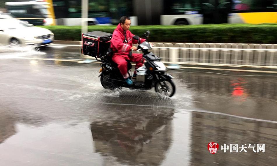 江苏查获近万双名牌运动鞋