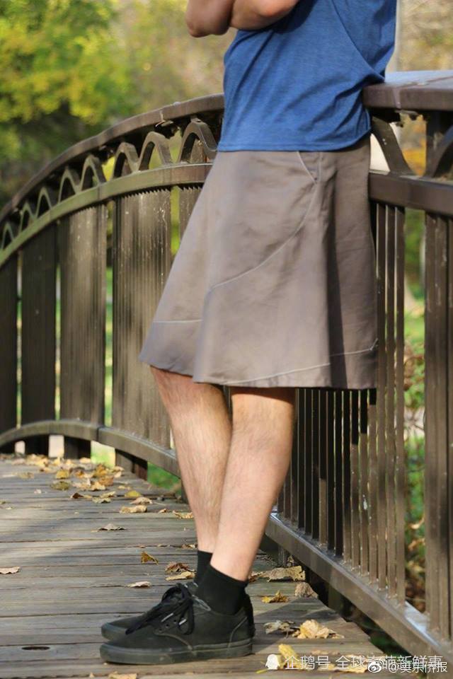 手伸进胸罩里摸两个奶