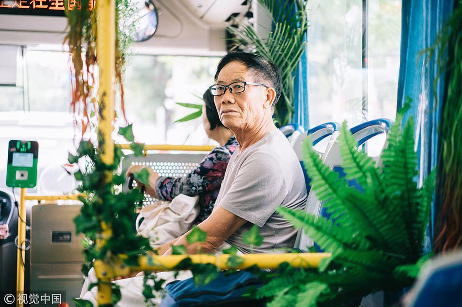 董卿扒开屁股让男人桶