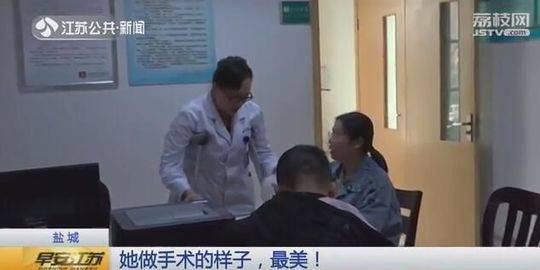 扒下内裤露出打嫩嫩的屁股