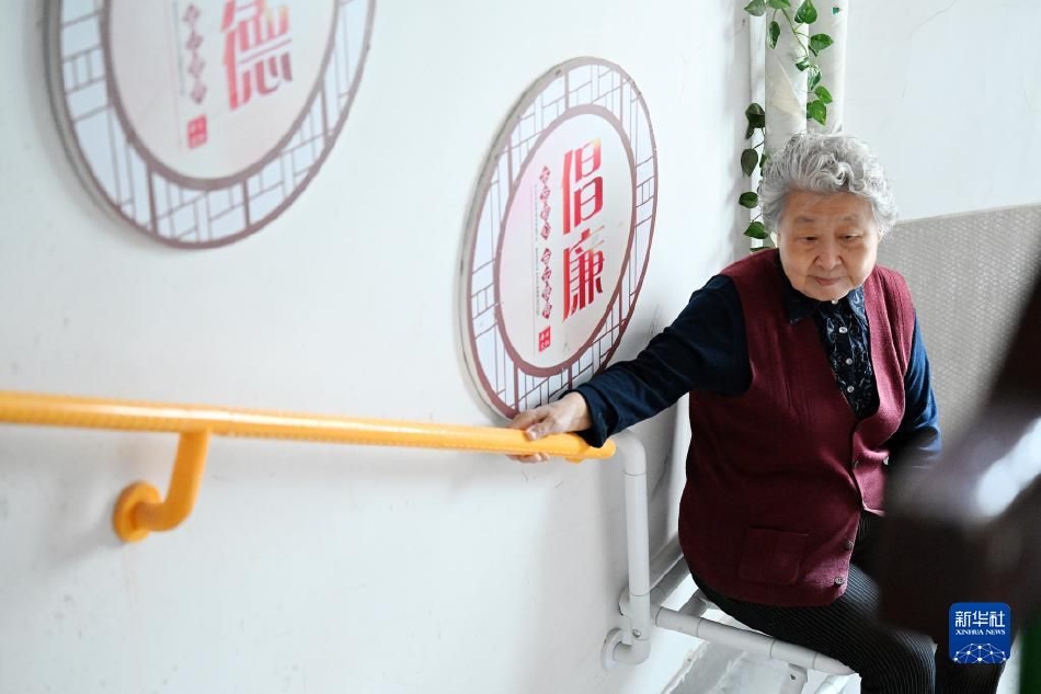 女仆扒开 跪着让客人打屁头像