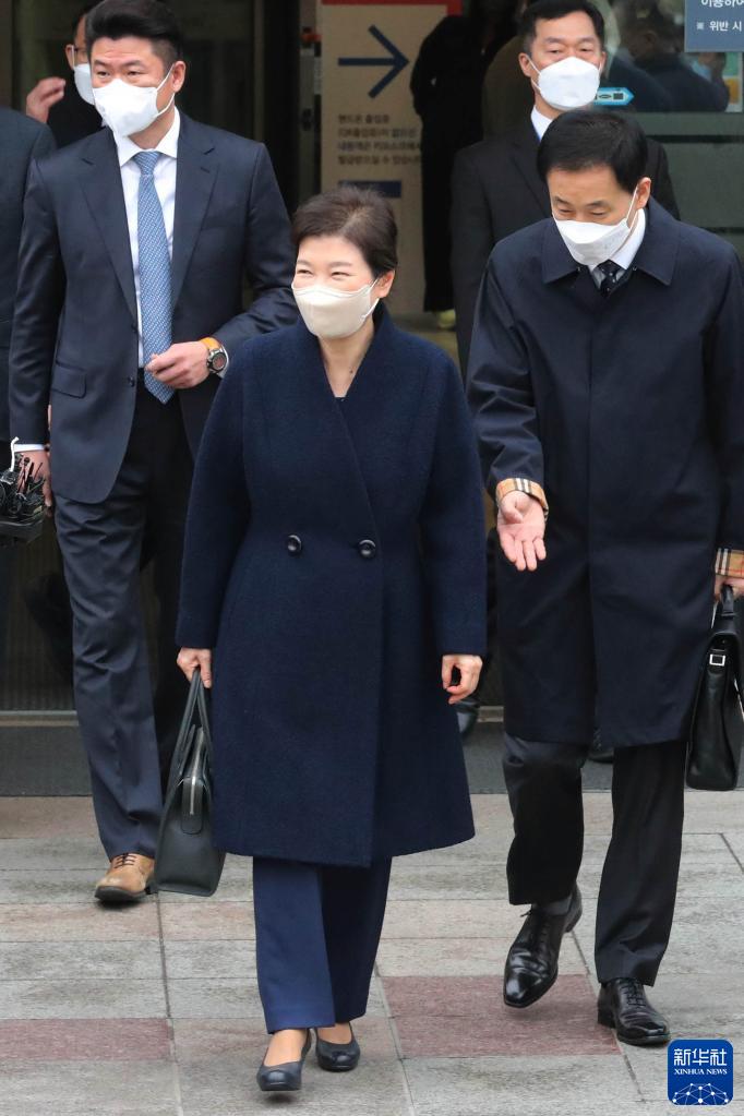 免费 线 上 色情