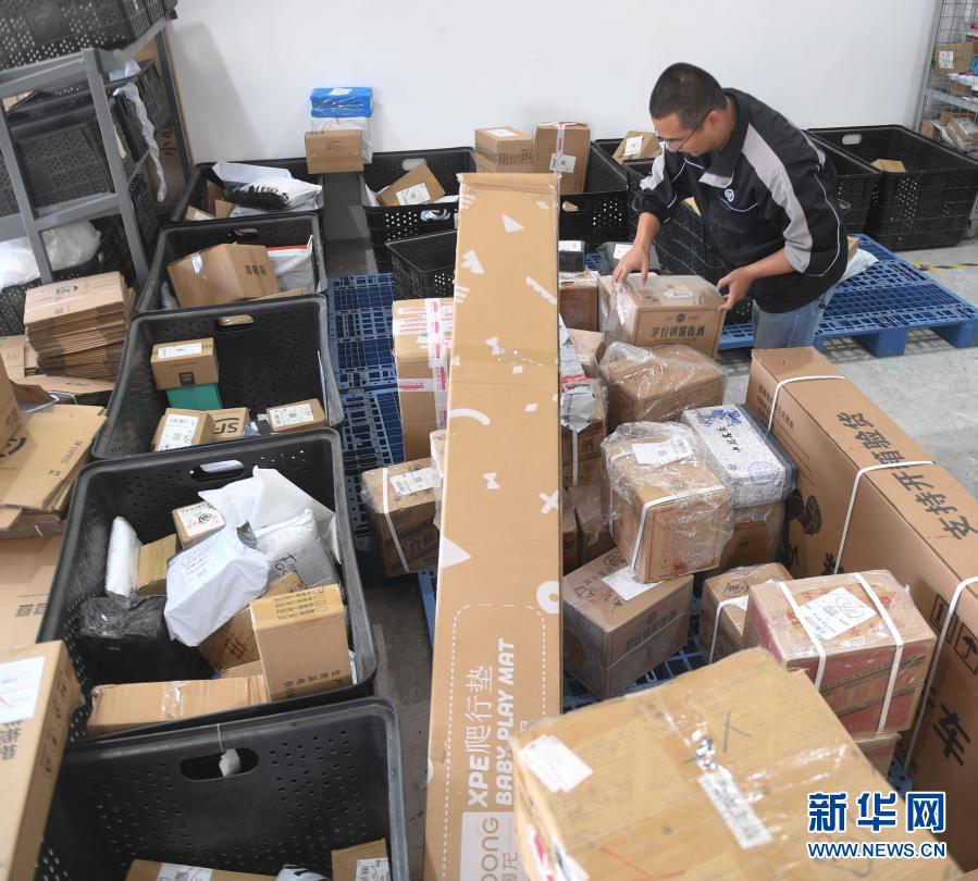 阴蒂每天被三个男人舔视频