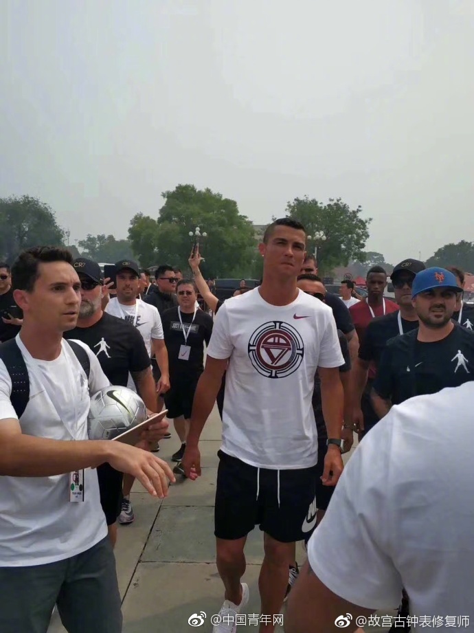公交车后排被c爽了