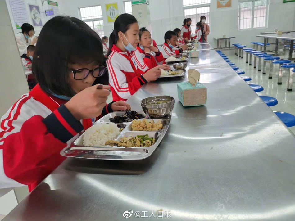 放一个男人的大鸡巴插入女人逼逼尻逼尻逼