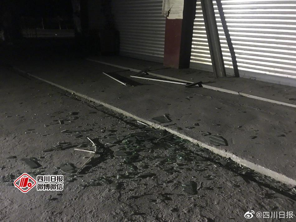 偷窥沟厕女厕白嫩大屁股
