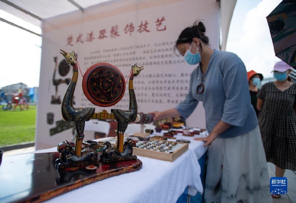 小受夹震蛋上课被c出白色液体