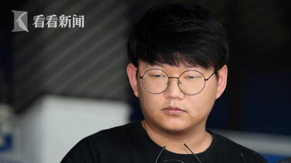 一男孩半夜给女孩吃坤巴