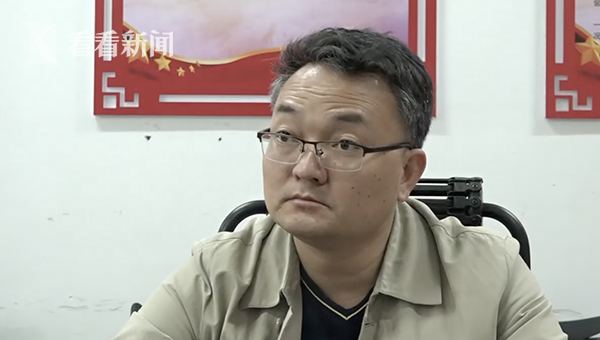 女生扒开尿口让男生桶