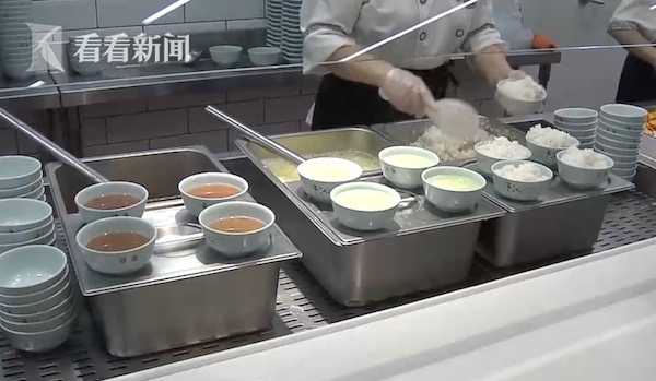 美女张开双腿让男人捅