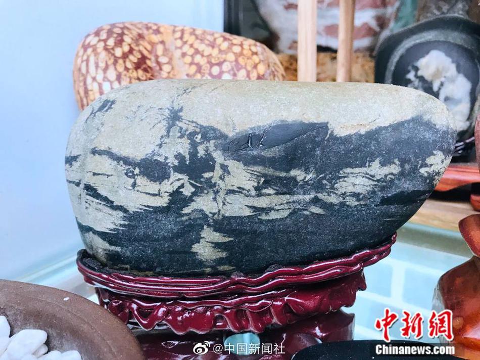 美女胸罩秘 露出奶头被变态捏