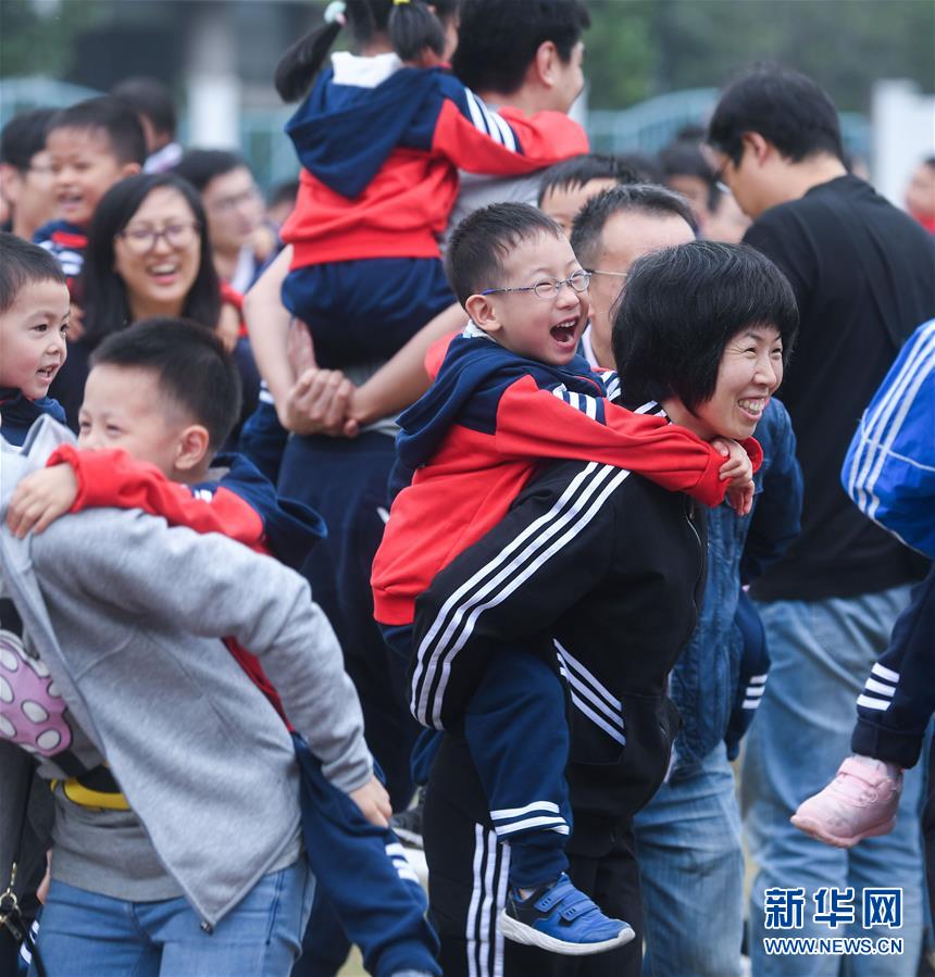 回歸湖人！八村塁今日簽約時與珍妮-巴斯和佩林卡親切擁抱！