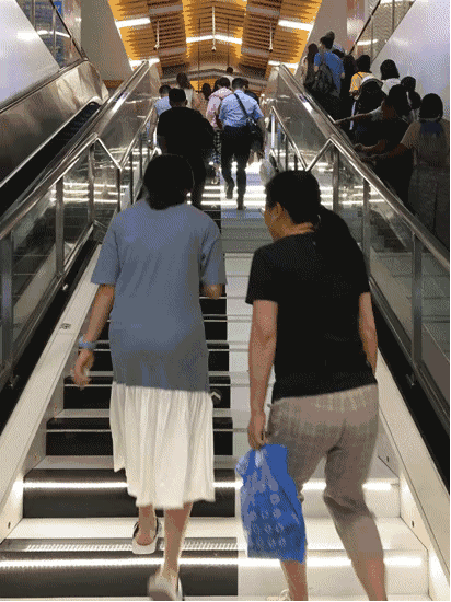 变态男偷窥洗澡视频网站