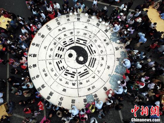哐哐哐！黑龙江一农户家遭野生东北虎撞门 画面惊险