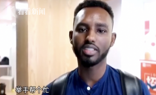 乳房被几个流浪汉疯狂玩弄