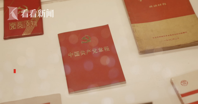 男人的 伸到 屁股看到的