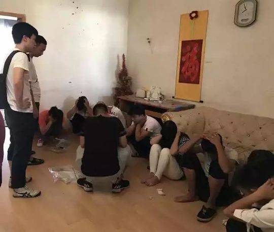 一男孩半夜给女孩吃坤巴