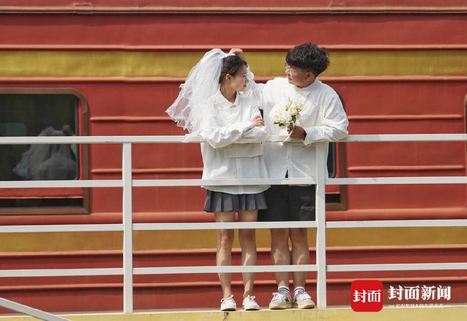 忘穿内裤被同桌摸到爽