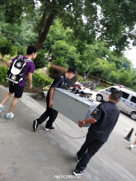 男人的 伸到 屁股