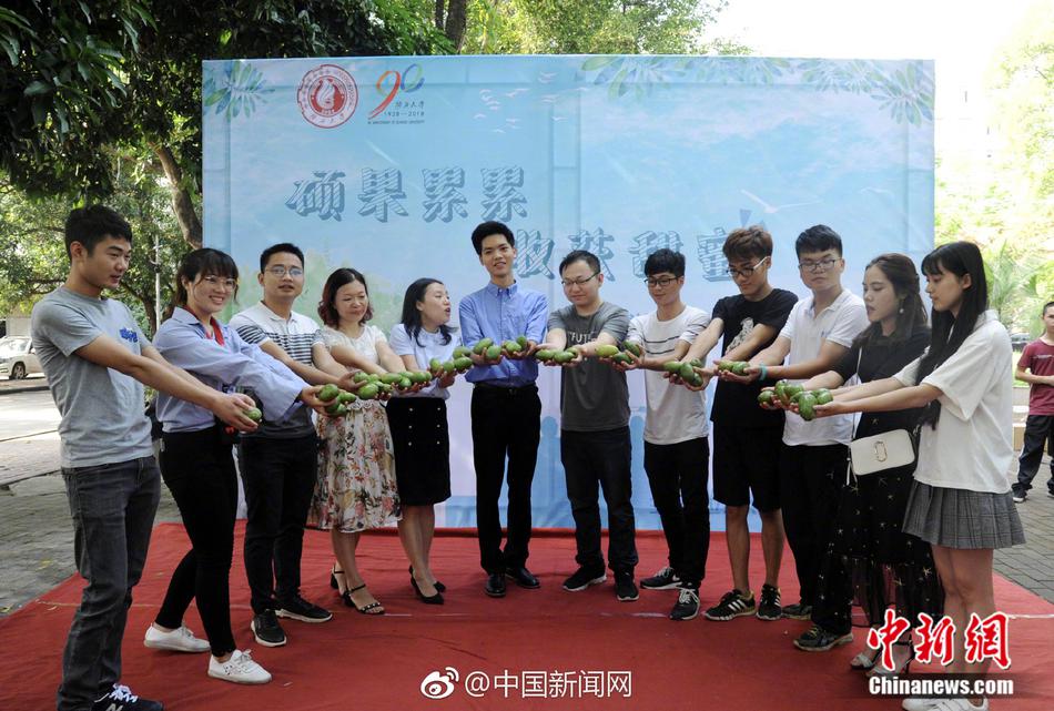 董卿扒开屁股让男人桶