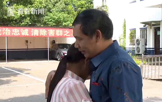 脱了她的内裤猛的进去了