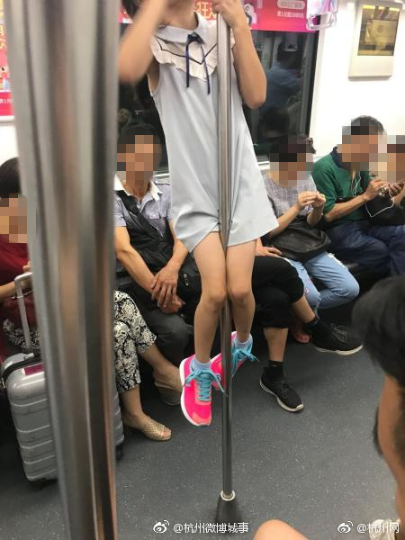 女人趴到床脱了内裤打光屁股