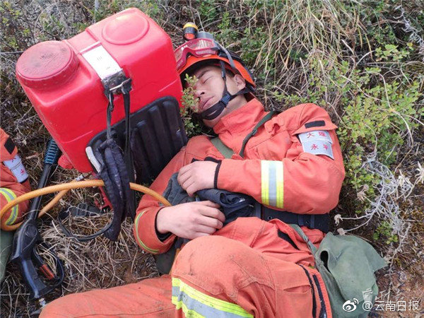 被多男摁住灌浓精电机性器