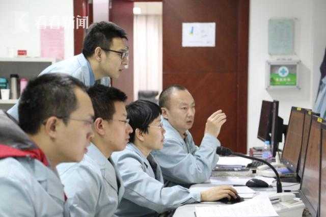 女仆扒开 跪着让客人打屁