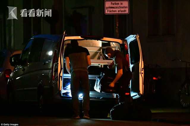 男同桌含着我的奶边摸边做动漫