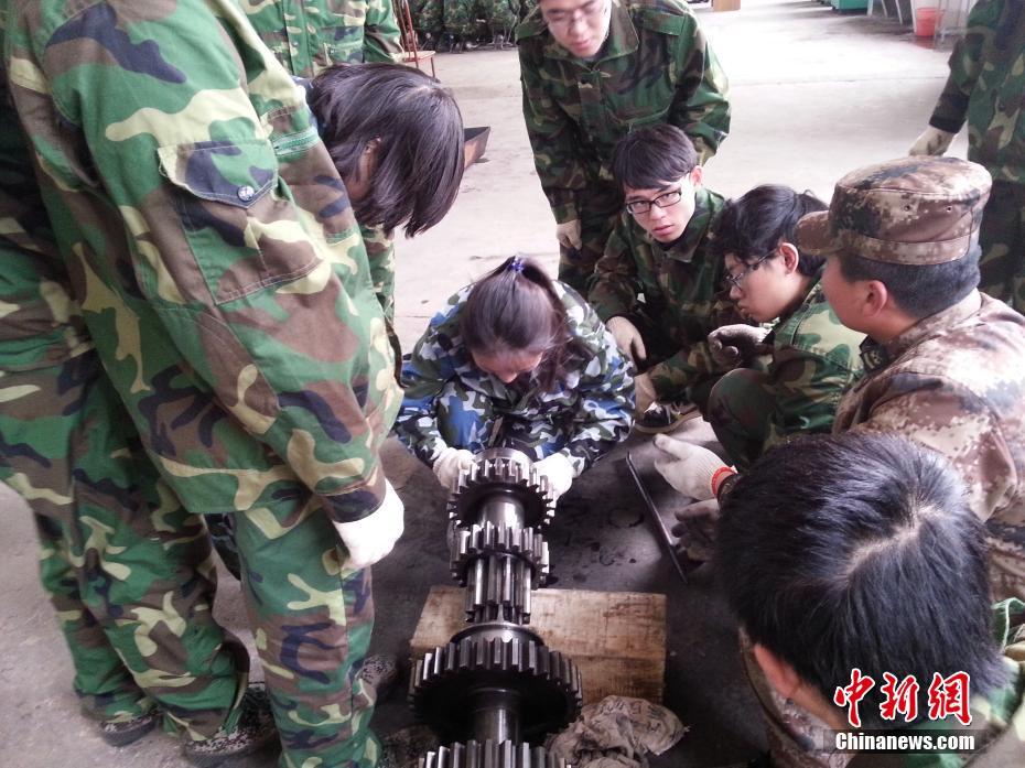24美女老师网上二级一片