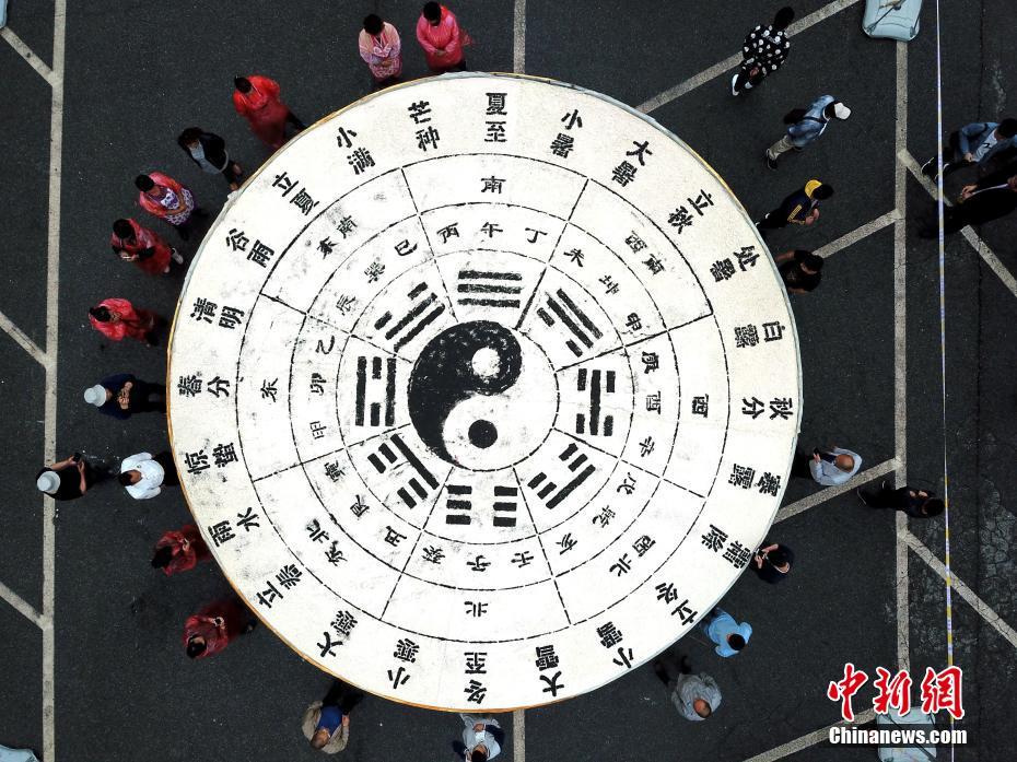 坐在猛男腿上男男精品动漫