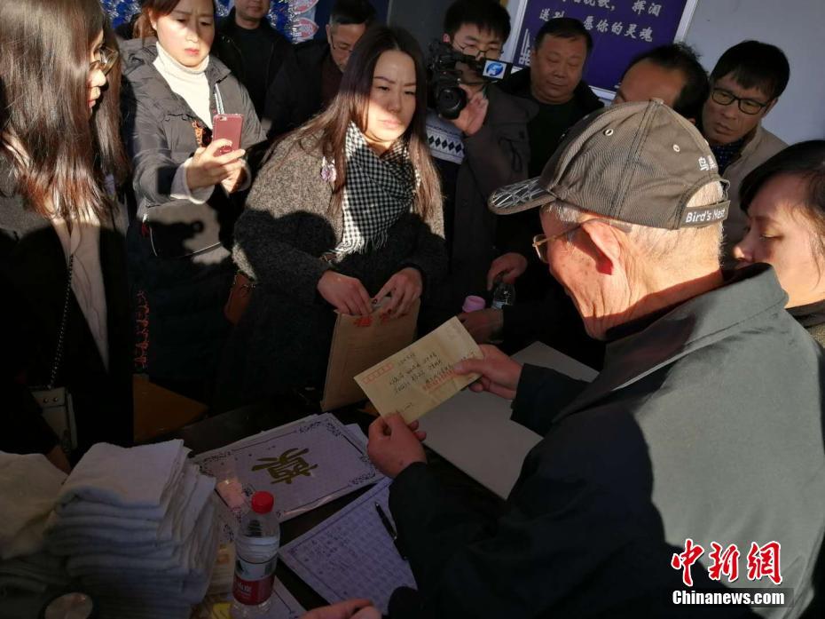 小乔被 到爽被爆衣漫画
