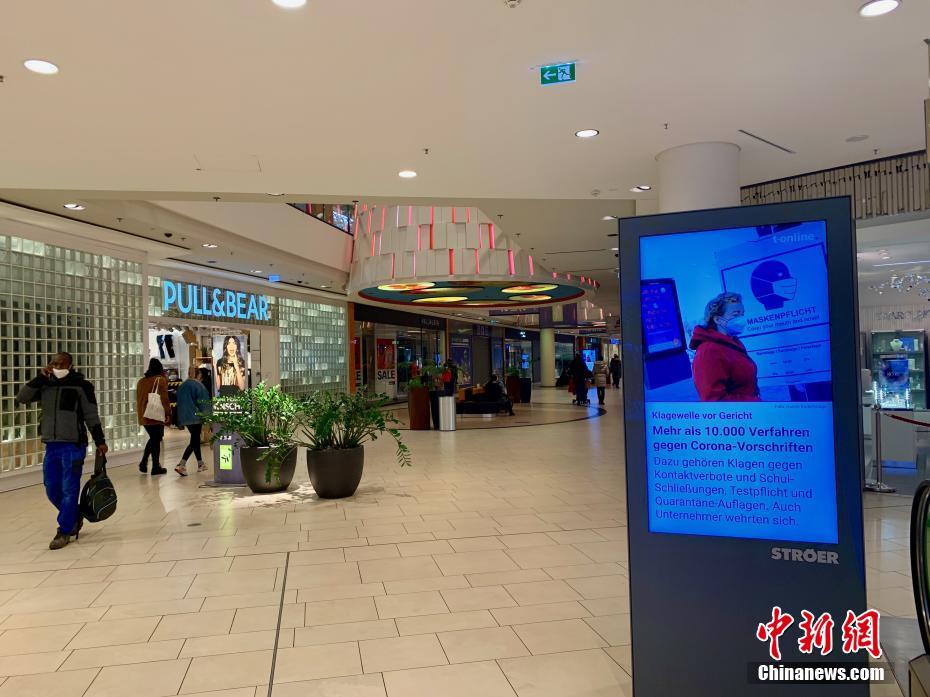 公翁吃胸 吮奶小玲