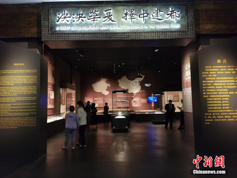 女性正面裸体撒尿