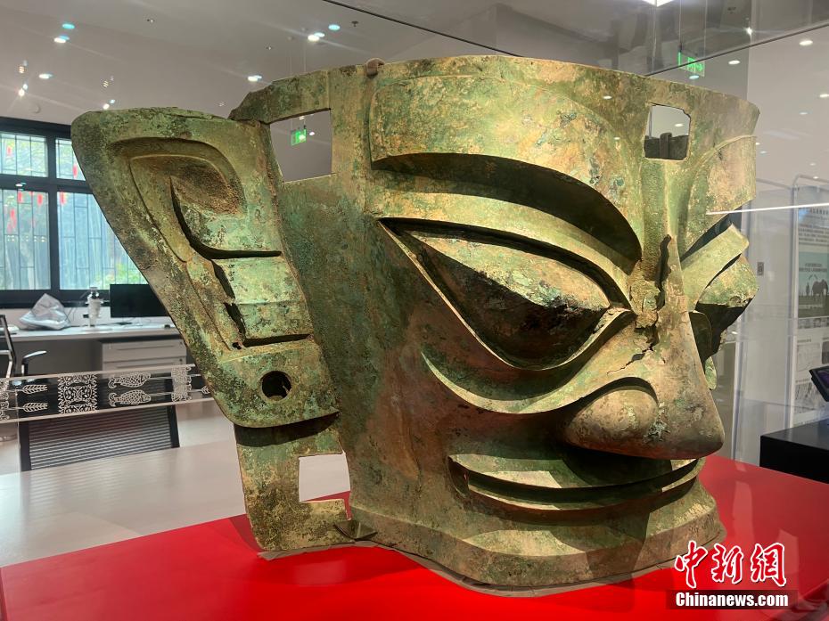 她在丈夫面前被耍
