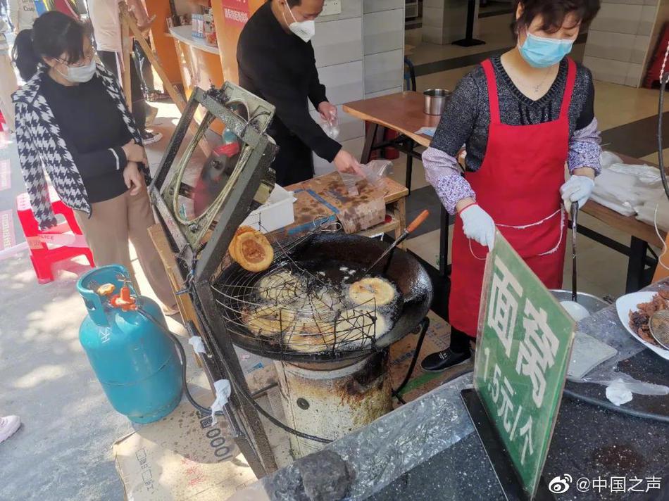 三级片手机淫乱连续多男人妻