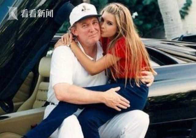 伸进女同桌乳沟里摸爽了电影