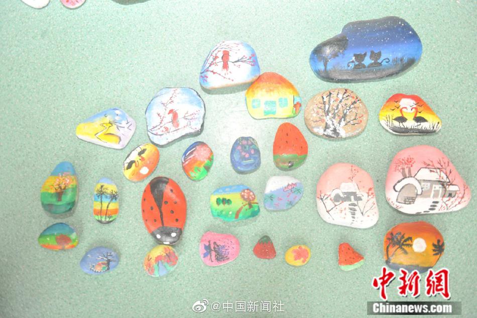 掀起小裙子扒下内裤打屁股
