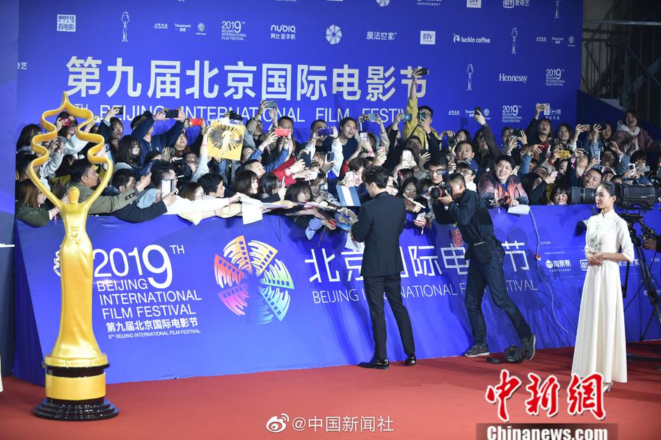 男女吃奶揉捏胸激烈无遮挡A片