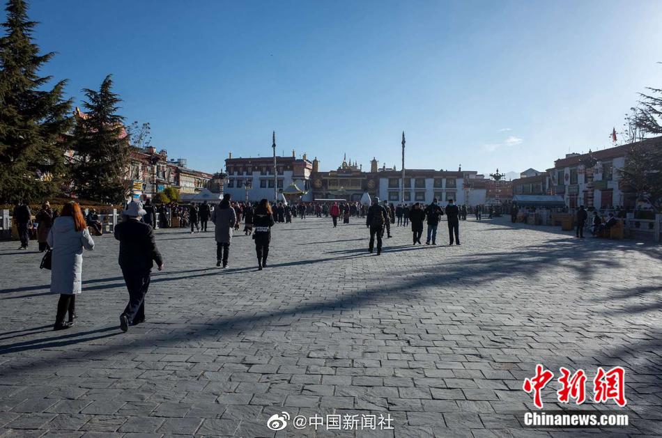 露天裸体洗澡偷拍