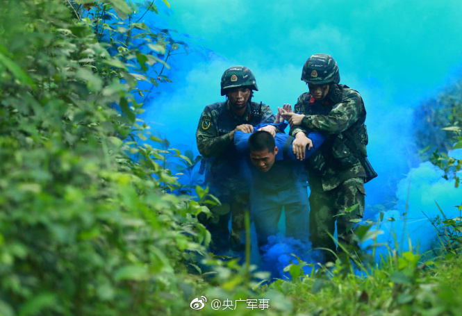 女人张开腿让男人添