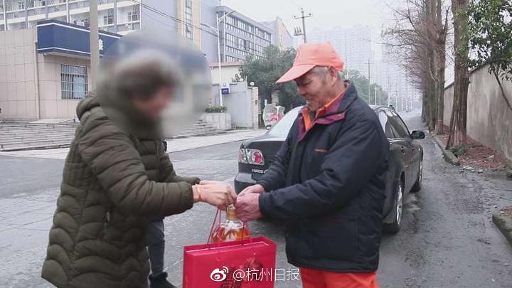 忘穿内裤被同桌c了一节课