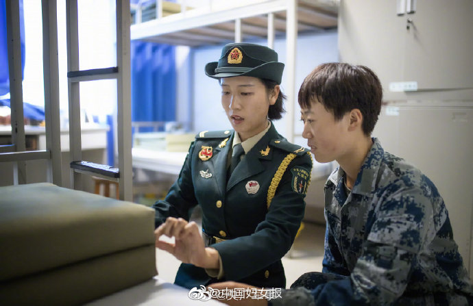 两个女人裸着互摸吃奶