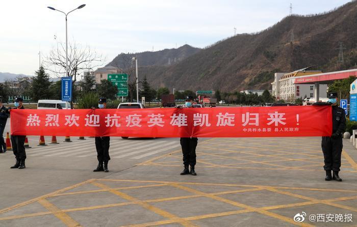 女主把尿口扒开让男主钻进去