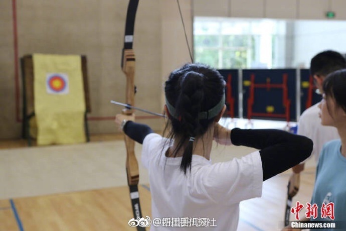 姐姐用脚帮我设